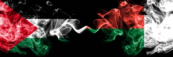 巴勒斯坦对马达加斯加，马达加斯加烟熏神秘旗帜并排放置。厚厚的彩色丝烟国旗的巴勒斯坦人和马达加斯加，马达加斯加 — 图库照片