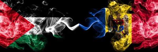 Palestyna vs Mołdawia, mołdawski smoky Mystic flagi umieszczone obok siebie. Grube kolorowe jedwabiste pali flaga Palestyńczyków i Mołdawii, mołdawski — Zdjęcie stockowe