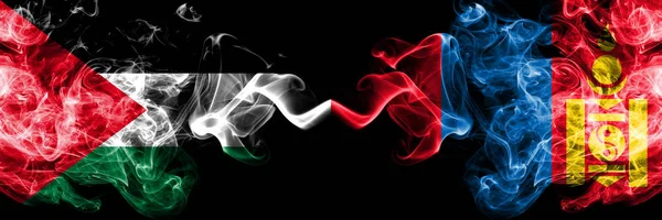 Filistin vs Moğolistan, Moğolistan dumanlı mistik bayraklar yan yana yerleştirilir. Kalın renkli ipeksi Sigara Lar Bayrak Filistinliler ve Moğolistan, Moğolistan — Stok fotoğraf
