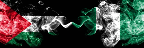 Palestine vs nigeria, nigerianische rauchige mystische Flaggen nebeneinander. dicke, seidige Rauchfahne der Palästinenser und Nigerias, nigerianische — Stockfoto