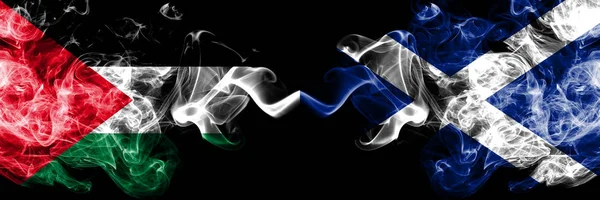 巴勒斯坦对苏格兰，苏格兰烟熏神秘旗帜并排放置。厚厚的彩色丝烟国旗的巴勒斯坦人和苏格兰，苏格兰 — 图库照片