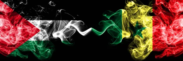 Palestyna vs Senegal, senegalski smoky Mystic flagi umieszczone obok siebie. Grube kolorowe jedwabiste pali flaga Palestyńczyków i Senegal, Senegalu — Zdjęcie stockowe