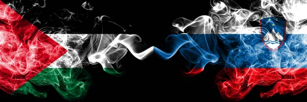 Palestina vs Slovenien, slovenska rökiga mystiska flaggor placerade sida vid sida. Tjocka färgade silkeslena röker flagga av palestinier och Slovenien, slovenska — Stockfoto