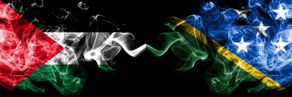 Palestine vs Îles Salomon fumé drapeaux mystiques placés côte à côte. Fumées soyeuses de couleur épaisse drapeau des Palestiniens et des Îles Salomon — Photo