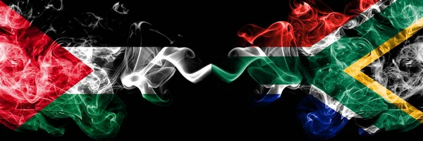 Palestina VS Zuid-Afrika, Afrikaanse Smoky Mystic vlaggen naast elkaar geplaatst. Dikke gekleurde zijdeachtige rookt vlag van Palestijnen en Zuid-Afrika, Afrikaanse — Stockfoto