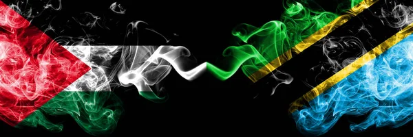 Filistin vs Tanzanya, Tanzanya dumanlı mistik bayraklar yan yana yerleştirilir. Kalın renkli ipeksi Filistinliler ve Tanzanya, Tanzanya bayrağı dumanlar — Stok fotoğraf