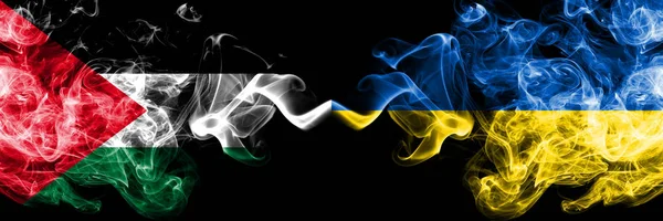 Palestyna vs Ukraina, ukraiński smoky Mystic flagi umieszczone obok siebie. Grube kolorowe jedwabiste pali flaga Palestyńczyków i Ukrainy, ukraiński — Zdjęcie stockowe