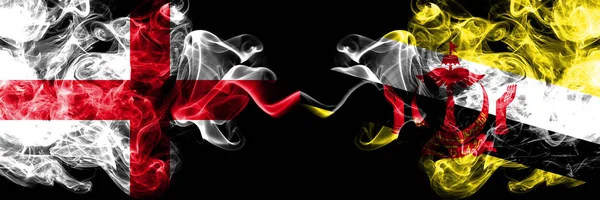 Inglés vs Brunéi, Brunéi banderas místicas ahumadas colocadas lado a lado. Bandera gruesa de humo sedoso de Inglaterra y Brunéi, Brunéi . — Foto de Stock