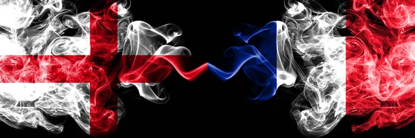 Engelska vs Frankrike, franska rökig Mystic flaggor placerade sida vid sida. Tjocka färgade silkeslena röker flagga av England och Frankrike, franska. — Stockfoto