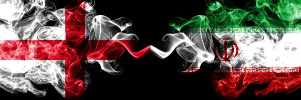 Inglês vs Irã, bandeiras místicas fumegantes iranianas colocadas lado a lado. Bandeira de fumaça sedosa de cor grossa da Inglaterra e Irã, iraniana . — Fotografia de Stock