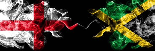 İngilizce vs Jamaika, Jamaikalı dumanlı mistik bayraklar yan yana yerleştirilir. Kalın renkli ipeksi İngiltere ve Jamaika, Jamaika bayrağı dumanlar.