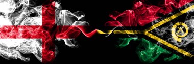 İngilizce vs Vanuatu dumanlı mistik bayraklar yan yana yerleştirilir. Kalın renkli ipeksi İngiltere ve Vanuatu bayrağı dumanlar.
