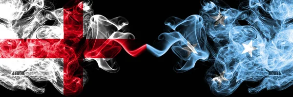 Inglés vs Micronesia, Micronesia banderas místicas ahumadas colocadas lado a lado. Bandera gruesa de humo sedoso de Inglaterra y Micronesia, Micronesia . — Foto de Stock