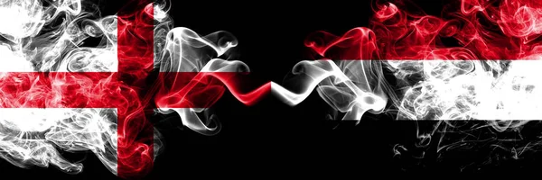 Inglés vs Yemen, banderas místicas ahumadas yemeníes colocadas una al lado de la otra. Bandera de humo sedoso de color grueso de Inglaterra y Yemen, Yemení . — Foto de Stock