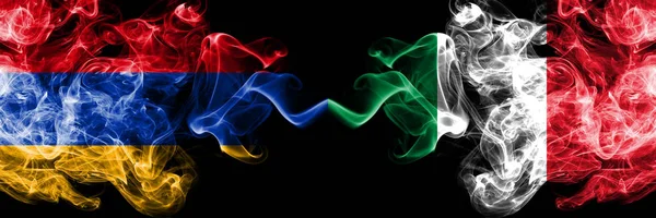 Armenia, Armenia, Italia, competizione italiana spesse bandiere fumose colorate. Giochi europei di qualificazione calcistica — Foto Stock