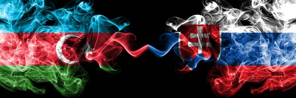 Azerbaiyán, Eslovaquia, la competencia eslovaca gruesas banderas ahumadas de colores. Juegos europeos de fútbol — Foto de Stock