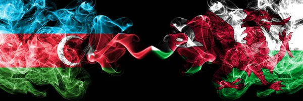 Азербайджан, Уельс, Валлійська, фліп змагання товсті барвисті димчастий прапори. Європейські футбольні кваліфікація Ігри — стокове фото