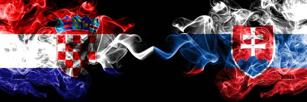 Κροατία, Κροατική, Σλοβακία, σλοβάκικη, αντιστροφή ανταγωνισμού παχύ πολύχρωμο καπνιστή σημαίες. Ευρωπαϊκά παιχνίδια προσόντων ποδοσφαίρου — Φωτογραφία Αρχείου
