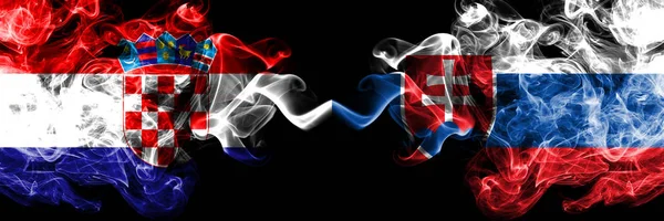 Kroatien, kroatiska, Slovakien, slovakisk konkurrens tjocka färgglada rökiga flaggor. Europeiska fotbolls kvalifikationer spel — Stockfoto
