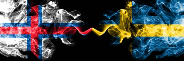 Faerské ostrovy, Švédsko, švédská soutěž hustých barevných kouřové vlajky. Evropská fotbalová kvalifikace — Stock fotografie