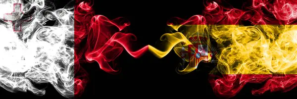 Malta, maltesiska, Spanien, spanska konkurrens tjocka färgglada rökiga flaggor. Europeiska fotbolls kvalifikationer spel — Stockfoto