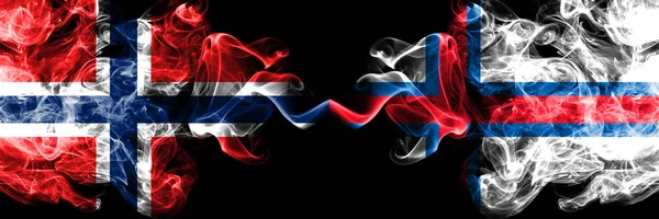 Norwegen, norwegische, färöische Inseln wetteifern um dicke bunte rauchige Flaggen. Qualifikationsspiele zur Fußball-Europameisterschaft — Stockfoto