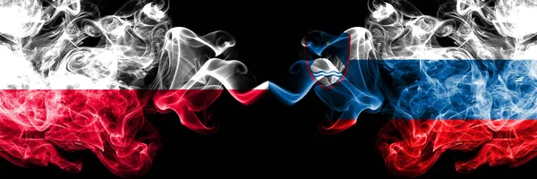Polen, polska, Slovenien, slovenska konkurrens tjocka färgglada rökiga flaggor. Europeiska fotbolls kvalifikationer spel — Stockfoto