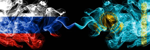 Rusya, Kazakistan rekabet kalın renkli dumanlı bayraklar. Avrupa futbol yeterlilik oyunları — Stok fotoğraf