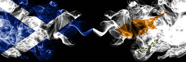 İskoçya, İskoç, Kıbrıs, Cyprian rekabet kalın renkli dumanlı bayraklar. Avrupa futbol yeterlilik oyunları — Stok fotoğraf