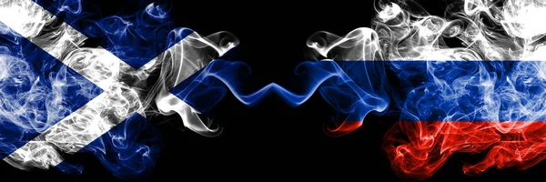Skottland, skotska, Ryssland, ryska konkurrensen tjocka färgglada rökiga flaggor. Europeiska fotbolls kvalifikationer spel — Stockfoto