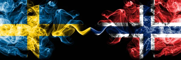 Švédsko, švédština, Norsko, norština, překlápět silné barevné kouřové vlajky. Evropská fotbalová kvalifikace — Stock fotografie