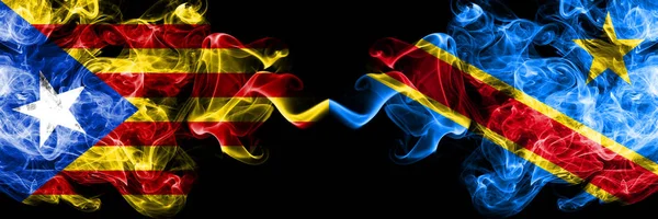 Catalunha vs República Democrática do Congo bandeiras de fumaça colocadas lado a lado. Bandeiras de fumo sedoso de cor grossa da Catalunha e da República Democrática do Congo — Fotografia de Stock