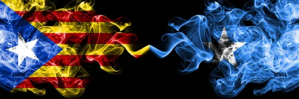 Katalonien vs somalia, somalische Rauchfahnen nebeneinander. dicke, seidige Rauchfahnen Kataloniens und Somalias, somalische — Stockfoto