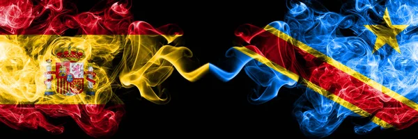 Ισπανία vs Λαϊκή Δημοκρατία του Κονγκό καπνίζουν μυστικιστικές σημαίες τοποθετημένες δίπλα-δίπλα. Παχιά χρώμα μεταξένια καπνίζει σημαία της ισπανικής και Λαϊκής Δημοκρατίας του Κονγκό — Φωτογραφία Αρχείου