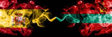 İspanya vs Transnistria dumanlı mistik bayraklar yan yana yerleştirilir. Kalın renkli ipeksi İspanyolca ve Transnistria bayrağı dumanlar