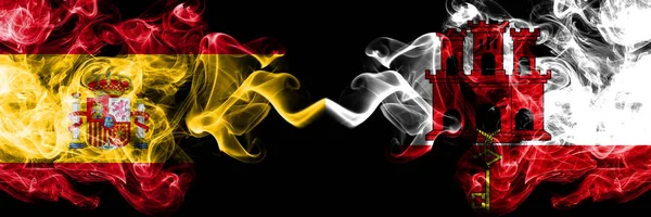 Spanyolország vs Gibraltár füstös misztikus zászlók elhelyezett egymás mellett. Vastag színes selymes dohányos zászlót a spanyol és Gibraltár — Stock Fotó