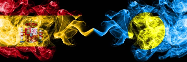 Spanien vs Palau, Palaulan rökiga mystiska flaggor placeras sida vid sida. Tjock färgad silkeslen röker flagga spanska och Palau, Palaulan — Stockfoto
