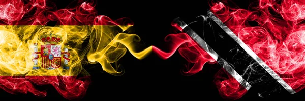 Ισπανία vs Τρινιντάντ και Τομπάγκο καπνιστή μυστικιστικές σημαίες τοποθετούνται δίπλα-δίπλα. Παχιά χρωματισμένη μεταξένια σημαία της Ισπανίας και Τρινιντάντ και Τομπάγκο — Φωτογραφία Αρχείου