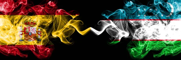 İspanya - Özbekistan, Özbek dumanlı mistik bayrakları yan yana yerleştirildi. Kalın renkli ipeksi İspanyol ve Özbekistan, Özbek bayrağı dumanlar — Stok fotoğraf