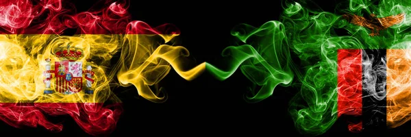 西班牙对赞比亚，赞比亚烟熏神秘旗帜并排放置。浓重的彩色丝烟国旗西班牙和赞比亚，赞比亚 — 图库照片