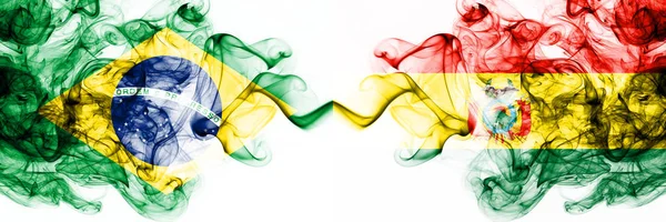 Brazylia, brazylijski, Boliwia, boliwijski, konkurencja grube kolorowe smoky flagi. Ameryka piłka nożna faza kwalifikacje meczu mecze — Zdjęcie stockowe