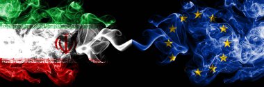 İran vs Avrupa Birliği, Avrupa Birliği'nin dumanlı mistik devletlerin bayrakları yan yana yerleştirildi. Kalın renkli ipeksi İran ve Avrupa Birliği, Avrupa Birliği bayrak kombinasyonu dumanlar