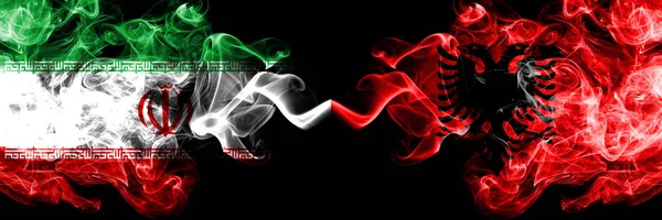 Iran vs Albania, albański smoky Mystic Stany flagi umieszczone obok siebie. Grube kolorowe jedwabiste pali flaga połączenie Iranu i Albanii, albański — Zdjęcie stockowe