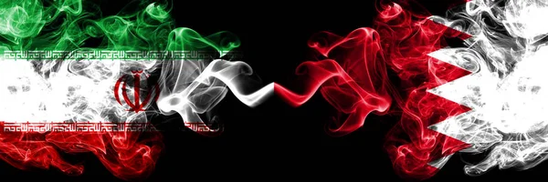 Irán vs Bahréin, banderas de estados místicos ahumados bahraníes colocadas una al lado de la otra. Combinación de bandera de humo sedoso de color grueso de Irán y Bahréin, Bahrani —  Fotos de Stock