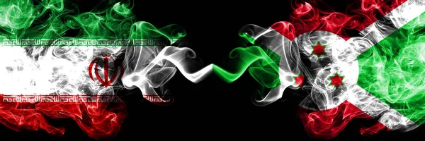 Iran vs burundi, burundischen rauchigen mystischen Staaten Flaggen nebeneinander platziert. dicken farbigen seidigen Rauch Flagge Kombination aus iranischen und burundischen, burundischen — Stockfoto