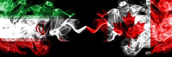 Irán vs Canadá, banderas canadienses de estados místicos ahumados colocadas una al lado de la otra. Combinación de bandera de humo sedoso de color grueso de Irán y Canadá, Canadá —  Fotos de Stock