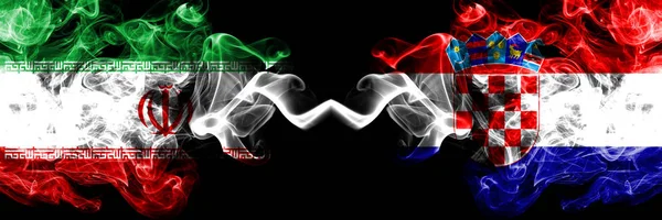이란 vs 크로아티아, 크로아티아 연기가 자욱한 신비주의 국기가 나란히 배치됩니다. 이란과 크로아티아, 크로아티아의 두꺼운 색의 부드러운 연기 플래그 조합 — 스톡 사진