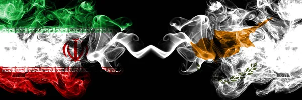 İran vs Kıbrıs, Cyprian dumanlı mistik devletler bayrakları yan yana yerleştirilir. Kalın renkli ipeksi İran ve Kıbrıs, Cyprian bayrak kombinasyonu dumanlar — Stok fotoğraf
