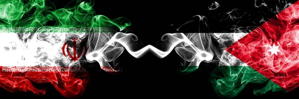 Iran vs jordan, jordanische rauchige mystische Staaten Flaggen nebeneinander platziert. dicken farbigen seidigen Rauch Flagge Kombination aus iranischen und jordanischen, jordanischen — Stockfoto