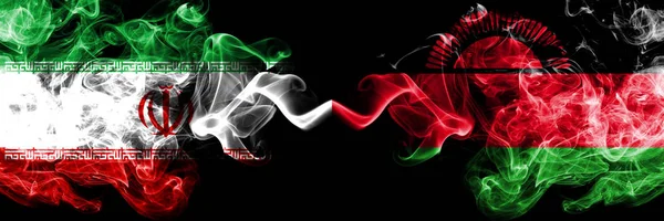 Iran vs Malawi, Malawian smoky Mystic Stany flagi umieszczone obok siebie. Grube kolorowe jedwabiste pali flaga połączenie Iranu i Malawi, Malawian — Zdjęcie stockowe